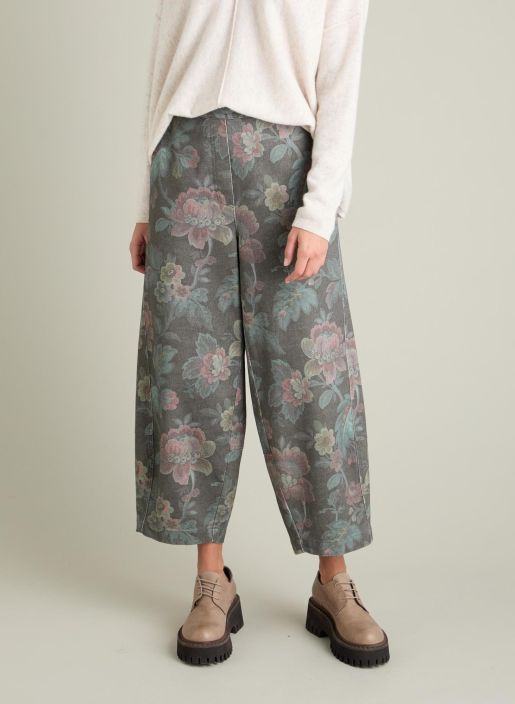 Sahara leveat farkkuhousut MTP7023 Damask Denim upea kukkakuosi Kiinnostavilla leikkauksilla seka kauniin syksyisella Sahara leveat farkkuhousut MTP7023 Damask Denim upea kukkakuosi Kiinnostavilla leikkauksilla seka kauniin syksyisella