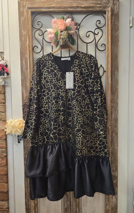 MASAI mekko Nylindra Gold kaunis kultainen juhlava kuosi mustalla trikoo pohjalla Juhlavat tilanteet kaipaavat myos