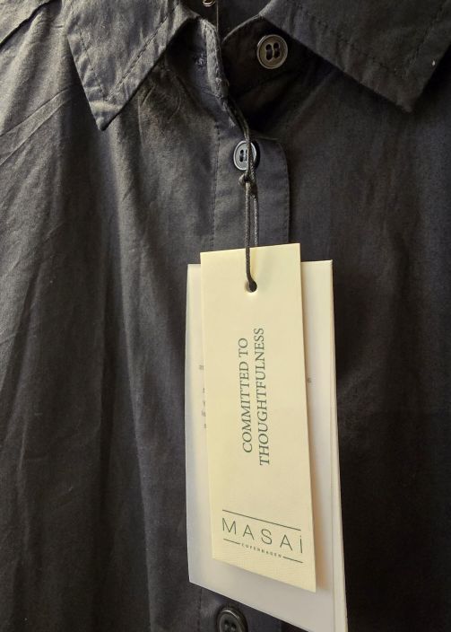 MASAI tunika/kauluspaita Ingebeth Musta tyylikäs ja ajaton malli rypytetyssä puuvillassa tuotekuva 2