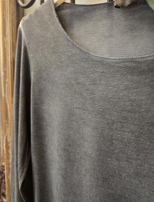 Marta du Château Harmaa paita pitsi hihojensuilla kaunis aluspaita joustavasta viskoosista tuotekuva 1 Marta du Château Harmaa paita pitsi hihojensuilla kaunis aluspaita joustavasta viskoosista tuotekuva 1