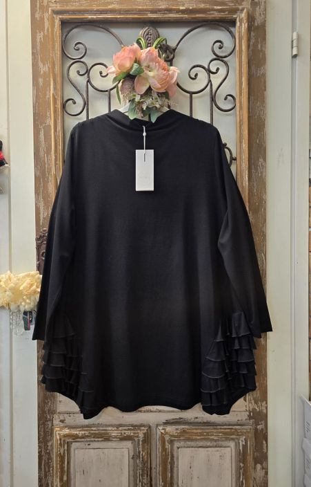 NOEN tunika 83737 Musta kauniit frillat sivuissa helmassa Simppeli mutta ihanan tyylikas NOEN tunika jonka helmaa koristaa