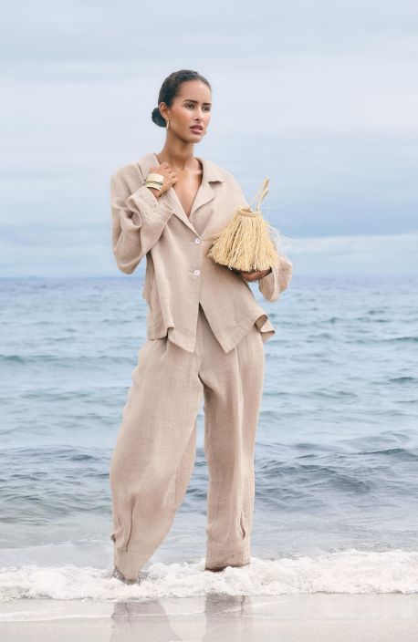 NOEN pellavajakku 87183 Hiekka beige uniikki tyylikas malli Laadukkaasta kauniisti rypytetysta pellavasta valmistettu NOEN NOEN pellavajakku 87183 Hiekka beige uniikki tyylikas malli Laadukkaasta kauniisti rypytetysta pellavasta valmistettu NOEN