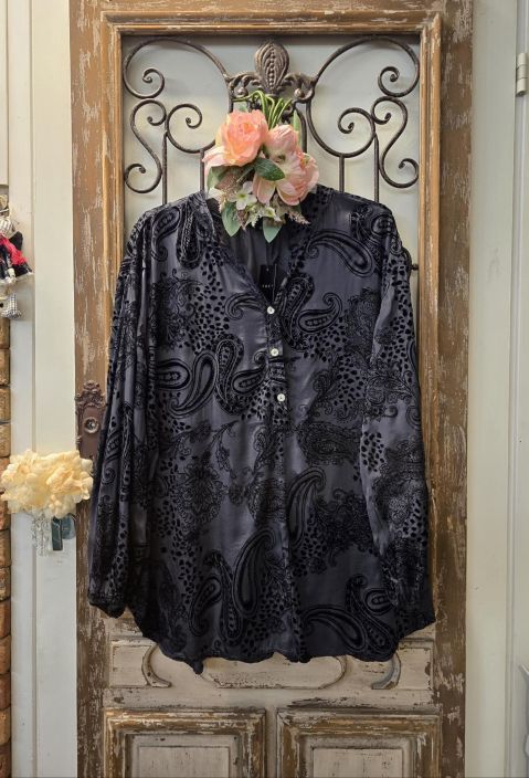 QNUZ paita 01 Musta pehmea viskoosi satiini ja musta sametti Tama paita QNUZ mallistosta on todella pehmea ja ajattoman