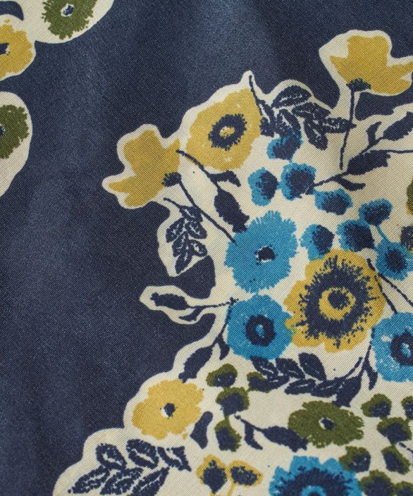 MASAI toppi Kallo Mood Indigo kukkakuosi ja ihana vinoonleikattu malli tuotekuva 6