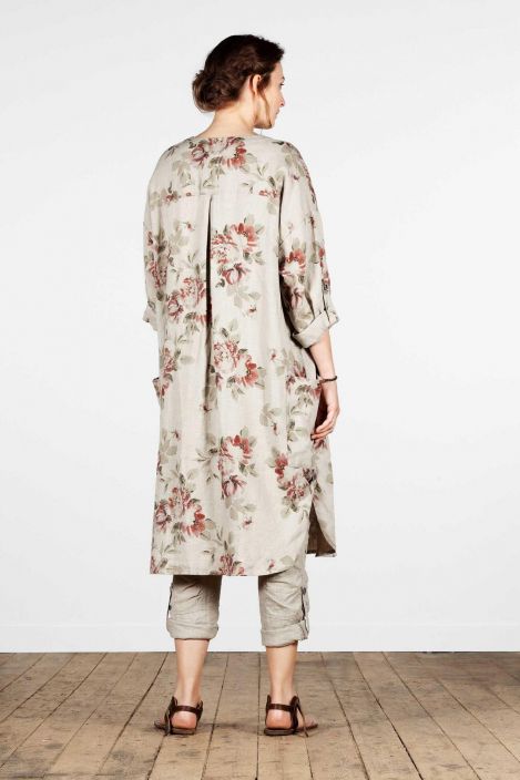 Olars Ulla jakku Rammel (Natural flower) Tyylikas pitka jakku on aina trendikas. Tassa Olars Ullan mallissa on V-kaulus,