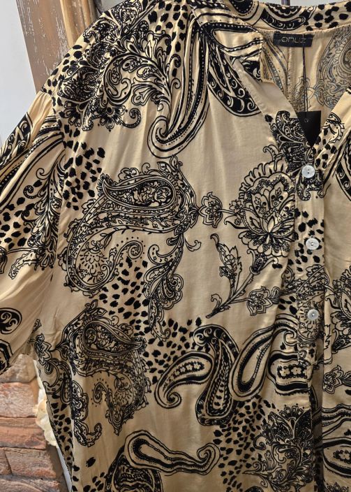 QNUZ paita 01 Beige pehmeä viskoosi satiini ja musta sametti tuotekuva 1 QNUZ paita 01 Beige pehmeä viskoosi satiini ja musta sametti tuotekuva 1