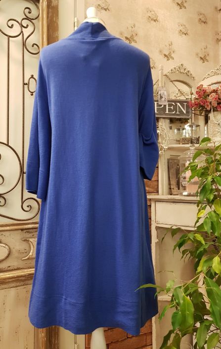 Blusbar neulemekko 6031 (Cobalt blue) Blusbarin suosittu merinovilla mallisto on saanut uuden kauniin mekon perheeseensa!