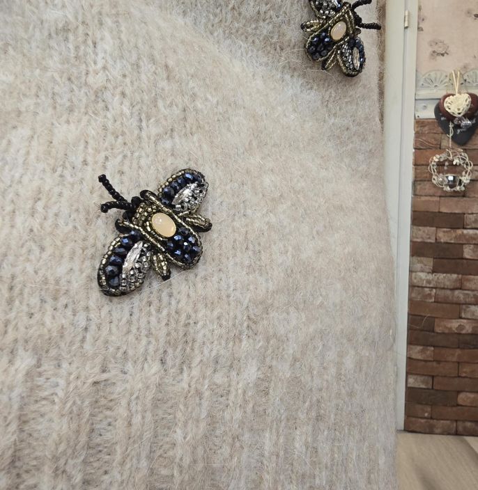 NOEN upea neulejakku 87207 Beige suloisilla ötökkä koristeilla tuotekuva 5 NOEN upea neulejakku 87207 Beige suloisilla ötökkä koristeilla tuotekuva 5