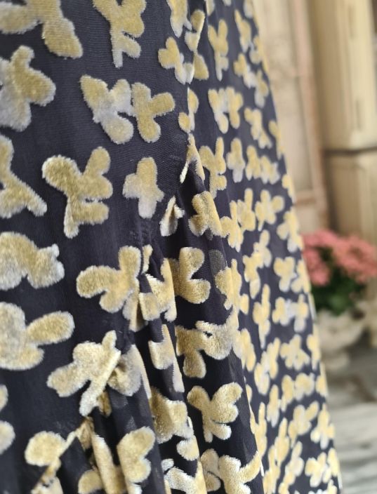 Grizas mekko 91654A (O) Ihanan pehmeaa ja kauniisti laskeutuvaa kangasta johon on leikattu pyorea paantie kaarevalla