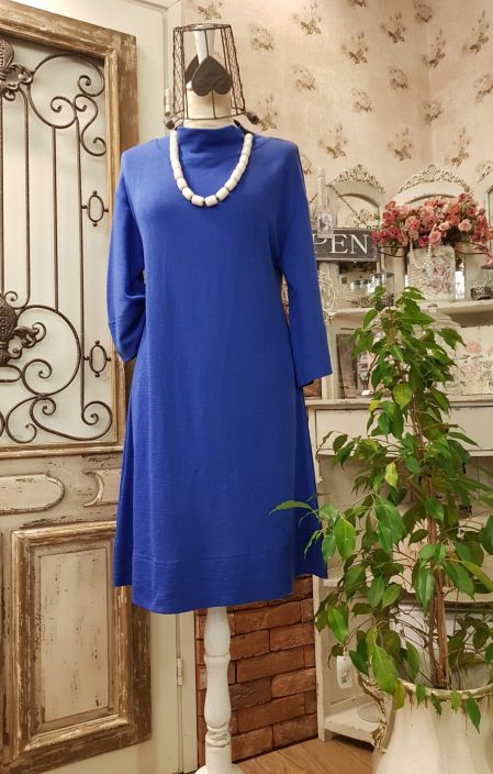 Blusbar neulemekko 6031 (Cobalt blue) Blusbarin suosittu merinovilla mallisto on saanut uuden kauniin mekon perheeseensa!