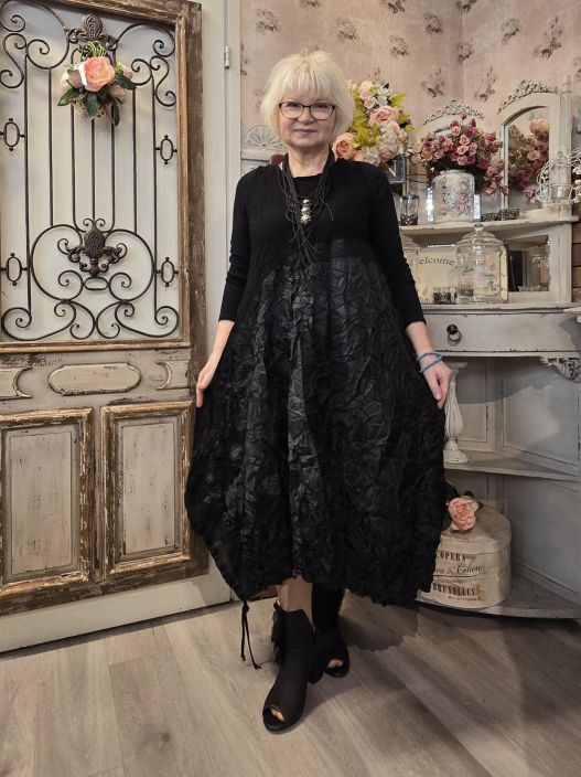 Mara Gibbucci näyttävä mekko W60-01 juhlava ja uniikki malli kauniilla helmalla tuotekuva 1