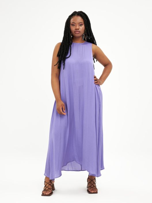 MAT mekko 7126,8101 Lilac Taivaallisen mukava MAT mekko jossa on takana kauluksessa naisellinen halkio koristenauhalla jonka