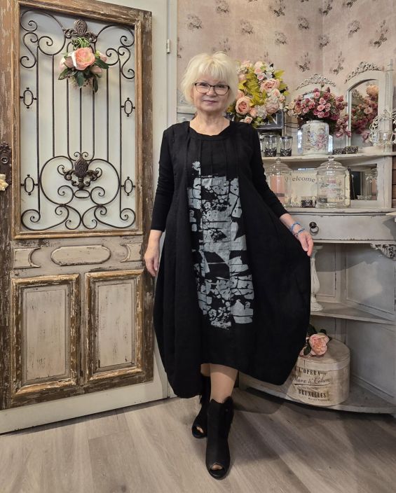 Mara Gibbucci mekko W60-15 tyylikäs malli taiteellisella kuosilla ja ompeleilla tuotekuva 2