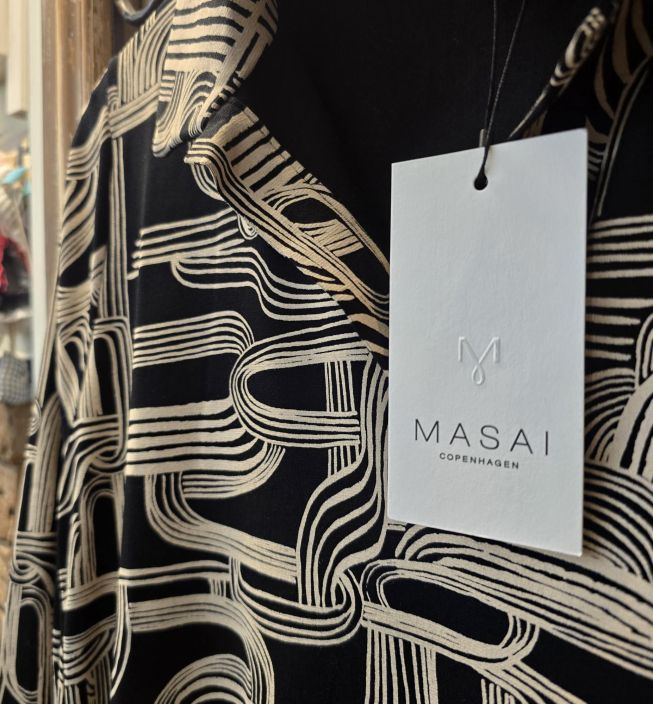 MASAI tunika Gai Musta/offwhite tyylikäs aaltoileva kuosi viskoositrikoossa tuotekuva 1 MASAI tunika Gai Musta/offwhite tyylikäs aaltoileva kuosi viskoositrikoossa tuotekuva 1