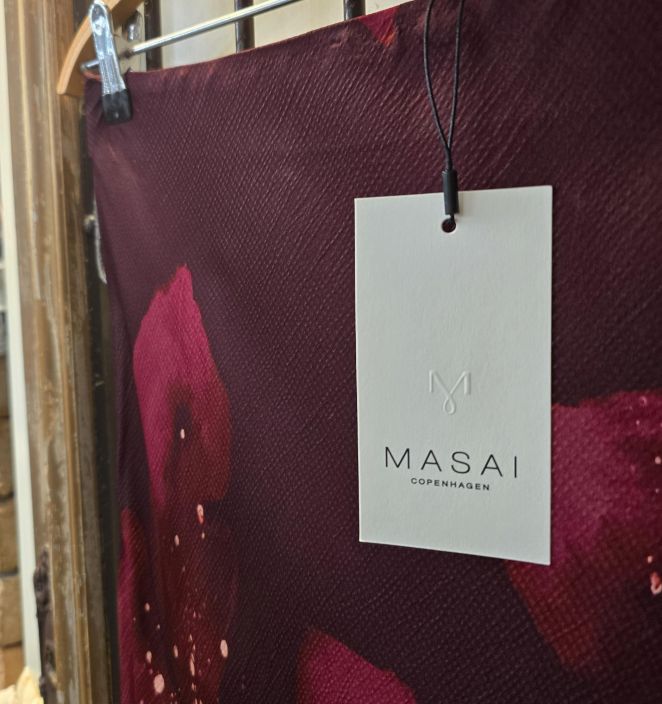 MASAI hame Solviera Fig viininpunainen pitkä aaltoileva viskoosi tuotekuva 1 MASAI hame Solviera Fig viininpunainen pitkä aaltoileva viskoosi tuotekuva 1