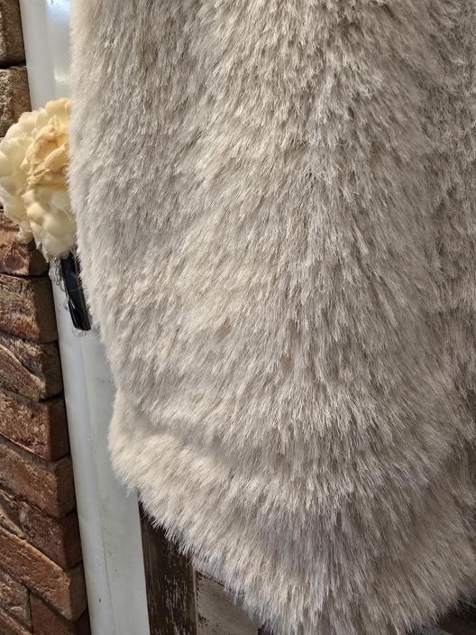 Marta du Château pörröinen liivi 85896 Beige söpö pörröjakku koristamaan asusi tuotekuva 2 Marta du Château pörröinen liivi 85896 Beige söpö pörröjakku koristamaan asusi tuotekuva 2