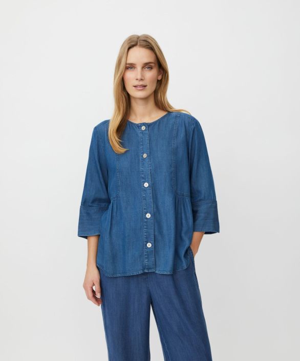 MASAI farkkumainen paita Juvila Washed Denim tyylikas malli joka toimii kevyena jakkunakin Yksi kauden pakollisista MASAI farkkumainen paita Juvila Washed Denim tyylikas malli joka toimii kevyena jakkunakin Yksi kauden pakollisista