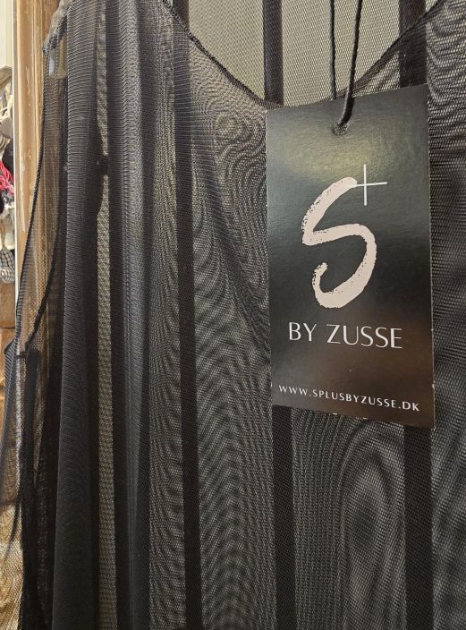 By Zusse alus-sifonkimekko Nika Musta ihana sifonki kauniilla helmalla viimeistelemään asusi tuotekuva 1