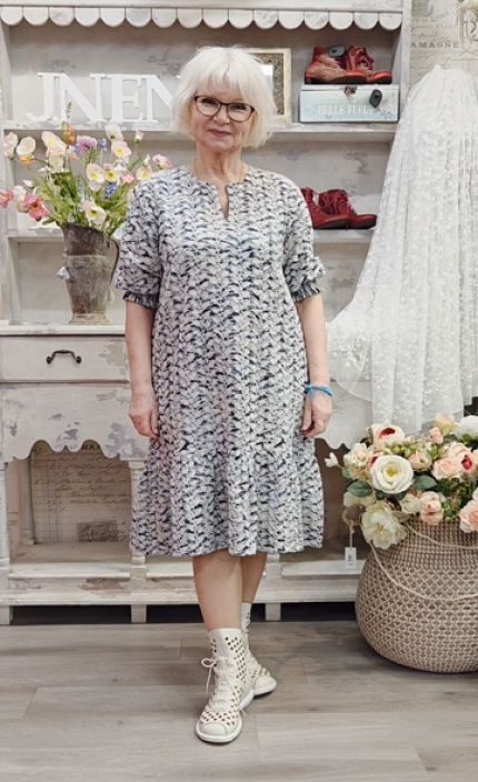 MASAI mekko Norellis Primrose ihana paalle ommeltu kuosi Tassa MASAI mekossa on valkoisesta langasta paalle ommeltu kaunis MASAI mekko Norellis Primrose ihana paalle ommeltu kuosi Tassa MASAI mekossa on valkoisesta langasta paalle ommeltu kaunis