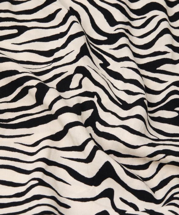 MASAI mekko Nari (Whitecap) Lisaa vaatekaappiisi eksoottista ilmetta talla seepraraitaisella mekolla. Tassa Kauniissa