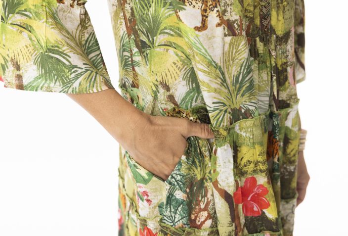 Escape mekko 10051 Cecilia pehmeä mekko ihanalla kuosilla ja kiiltävillä koristeilla tuotekuva 2 Escape mekko 10051 Cecilia pehmeä mekko ihanalla kuosilla ja kiiltävillä koristeilla tuotekuva 2