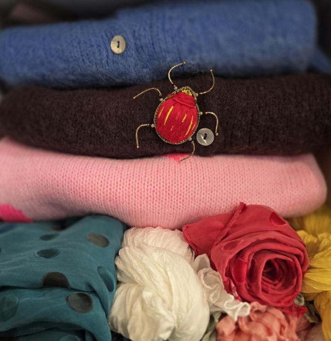 Erfurt koriste ötökkä hakaneulalla, käsityötä Punainen/keltainen kuoriainen tuotekuva 4