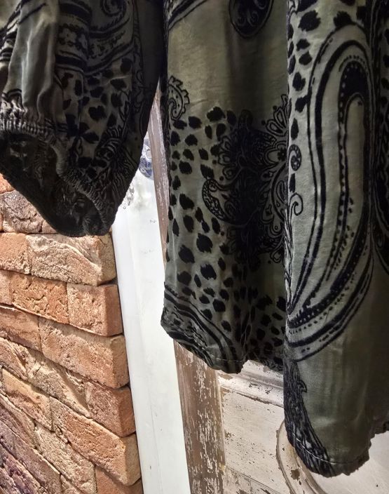 QNUZ paita 01 Vihreä pehmeä viskoosi satiini ja musta sametti tuotekuva 3