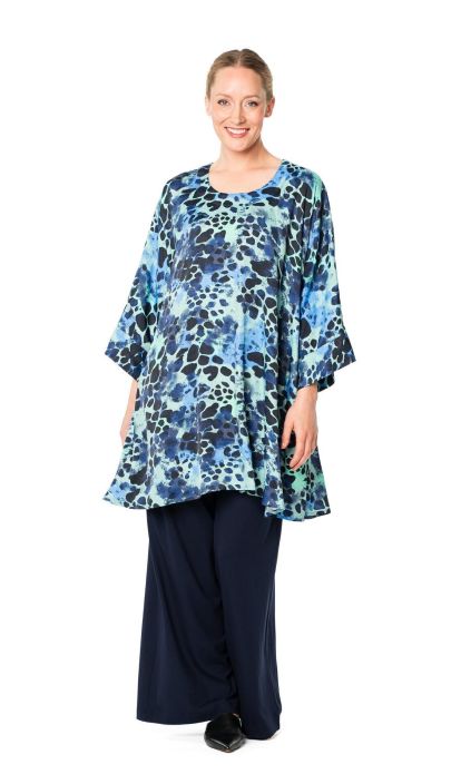 Aino tunika tunika Bianca Tinge kaunis inspiroitu kuosi Bianca-tunikassa on reilu mitoitus ja kellomainen helma. Tunikassa Aino tunika tunika Bianca Tinge kaunis inspiroitu kuosi Bianca-tunikassa on reilu mitoitus ja kellomainen helma. Tunikassa