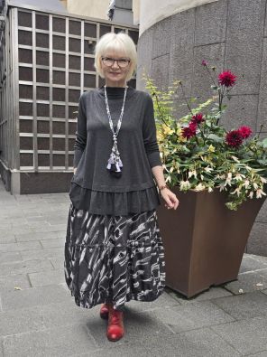 NOEN NOEN ihana hame 85793 Kanerva Näyttävä ja leveä hame kauniissa syksyn sävyissä