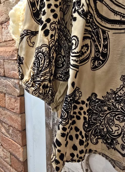 QNUZ paita 01 Beige pehmeä viskoosi satiini ja musta sametti tuotekuva 2 QNUZ paita 01 Beige pehmeä viskoosi satiini ja musta sametti tuotekuva 2