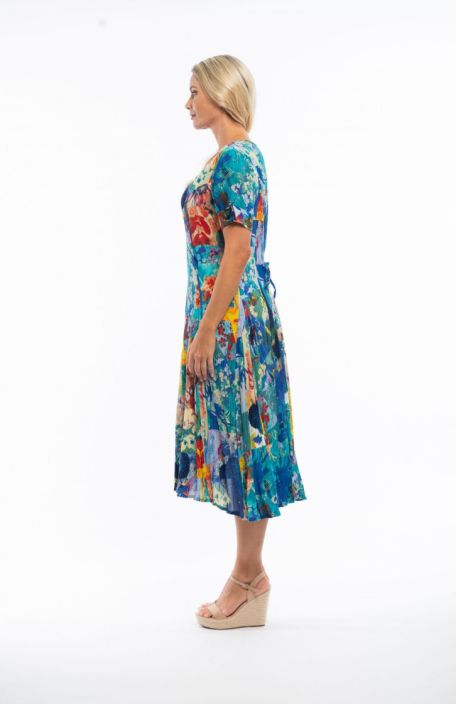 Orientique mekko 21749 Krepatusta rayonista valmistettu iloinen Orientique kesamekko! Mallissa on V-paatie, lyhyet hihat ja