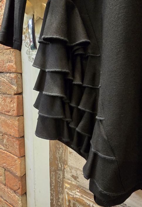 NOEN tunika 83737 Musta kauniit frillat sivuissa helmassa tuotekuva 2