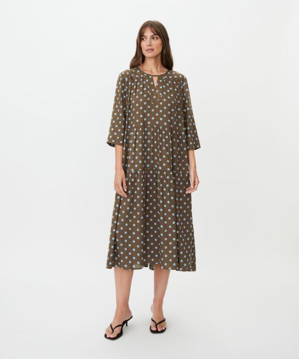 MASAI mekko Nobina Slate ruskea, siniset taplat tyylikas malli Kevyt ja ilmava pilkullinen mekko, jossa on V-paantie MASAI mekko Nobina Slate ruskea, siniset taplat tyylikas malli Kevyt ja ilmava pilkullinen mekko, jossa on V-paantie