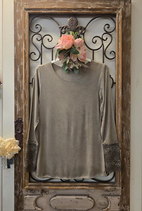 Marta du Chateau Beige paita pitsi hihojensuilla kaunis aluspaita joustavasta viskoosista Erinomaisen hinta-laatusuhteen Marta du Chateau Beige paita pitsi hihojensuilla kaunis aluspaita joustavasta viskoosista Erinomaisen hinta-laatusuhteen