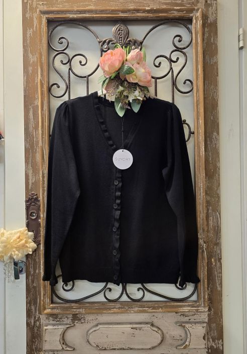 SUNDAY neulejakku 6820 Musta klassinen malli pehmeasta viskoosisesta kankaasta Klassinen neulejakku V-paantiella ja