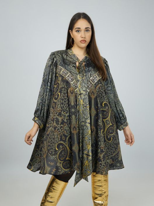 MAT tunika 7056 / 8001 (Olive green) Ihana MAT tunika jonka kangas tuntuu silkkimaiselta ja se laskeutuu yllasi kauniisti.
