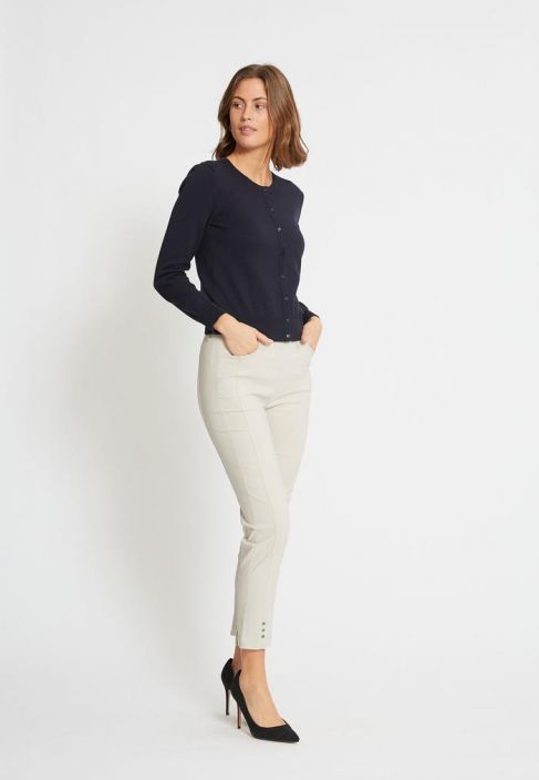 Laurie housut 27065 Slim crop (25137 Grey sand) Kauniit viskoosista tehdyt 7/8-mittaiset highstretch-housut. Housuissa on