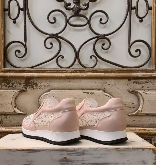 Laura Vita kengat Madieo (Roosat) Laadukkaat ja erikoiset kengat jotka ovat koristeltu kiiltavilla kivilla ja kauniilla