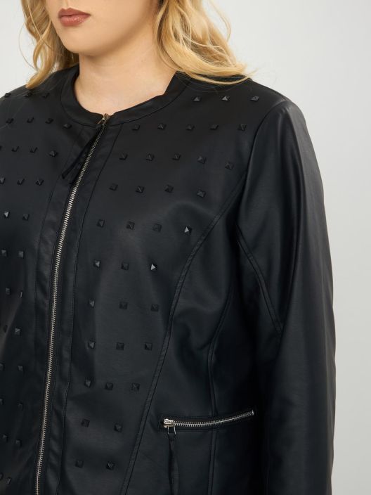 MAT takki 4033 / 8004 (Black) Ihana lyhyt takki josta loytyy asennetta vaikka muille jakaa. Edessa koristeena niitteja.