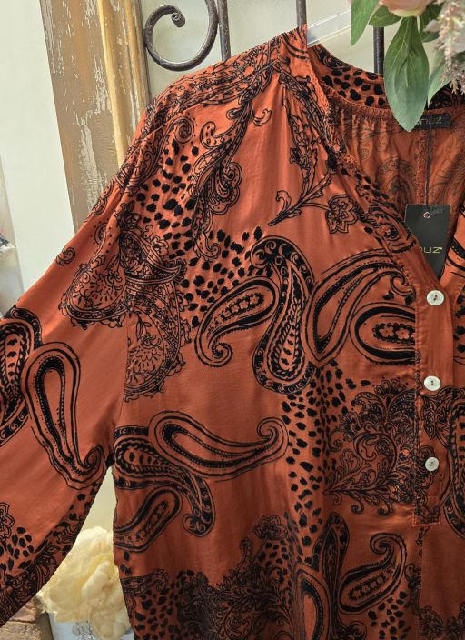 QNUZ paita 01 Terracotta pehmeä viskoosi satiini ja musta sametti tuotekuva 2 QNUZ paita 01 Terracotta pehmeä viskoosi satiini ja musta sametti tuotekuva 2