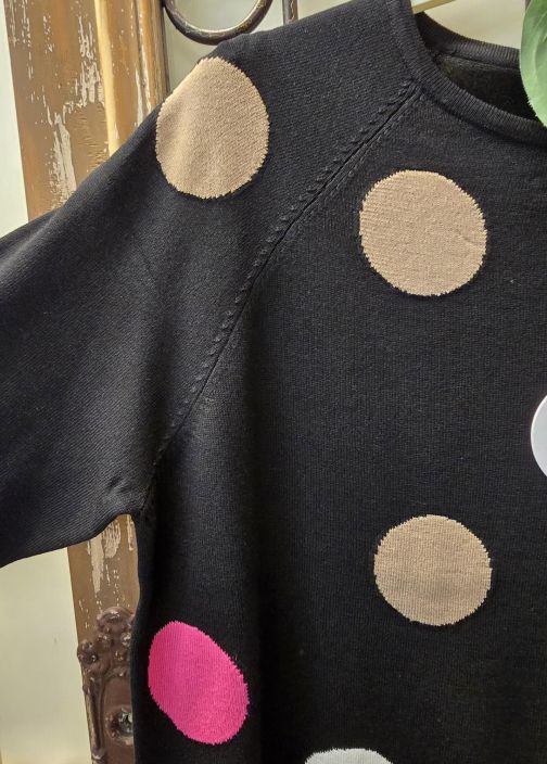 SUNDAY neule 6742 Musta ihanan tuntuinen malli palloilla ja tiputetuilla hartialinjoilla tuotekuva 4