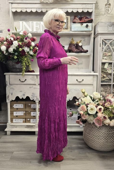 NOEN mekko 88645 Fuksia rypytetty kangas kukilla tuotekuva 4 NOEN mekko 88645 Fuksia rypytetty kangas kukilla tuotekuva 4