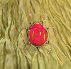 ERFURT Erfurt koriste ötökkä hakaneulalla, käsityötä Punainen/keltainen kuoriainen