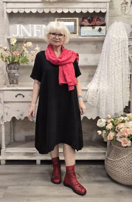 GRIZAS Grizas pellavamekko 52302 Musta tyylikäs malli jossa sivuissa korkeat halkiot napeilla