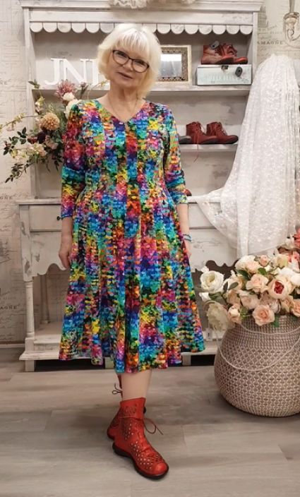 AINO mekko Jolanda Zekino Värikäs kuosi, upea helma tuotekuva 1 AINO mekko Jolanda Zekino Värikäs kuosi, upea helma tuotekuva 1