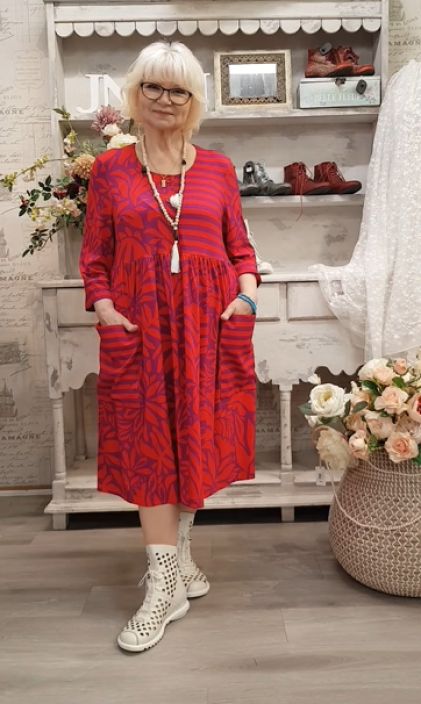 Aino mekko Minerva Catalina Mix punainen/liila yhdistelma ihania eri kuoseja Minerva mekossa on istutetut hihat ja Aino mekko Minerva Catalina Mix punainen/liila yhdistelma ihania eri kuoseja Minerva mekossa on istutetut hihat ja