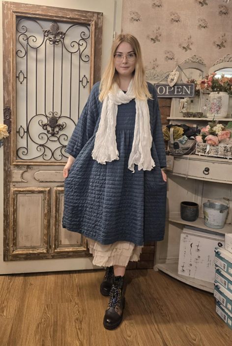 Privatsachen ylellinen silkki/puuvilla mekko vanutaytteella Inklude Petroli Privatsachen mallistosta huokuu eleganssia ja