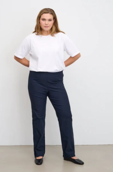 Laurie housut 27014 Betty regular medium length navy Pitkaikaiset housut ansaitsevat harkitun suunnittelun, eika Betty malli