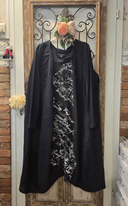 Mara Gibbucci mekko W60-15 tyylikas malli taiteellisella kuosilla ja ompeleilla Suuren kysynnan ansiosta laadukas design