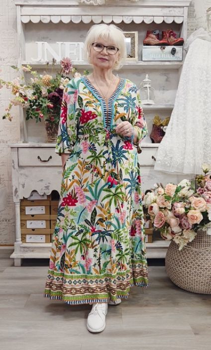 Orientique mekko 30165 Ovahe Maxi nayttava malli kauniilla kesakuosilla Tassa on Orientique mallistolta nayttava kesamekko Orientique mekko 30165 Ovahe Maxi nayttava malli kauniilla kesakuosilla Tassa on Orientique mallistolta nayttava kesamekko